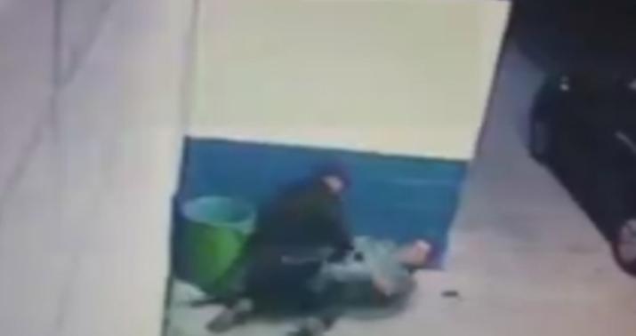 Polisi öz silahlı ilə öldürdü  - VİDEO/18+